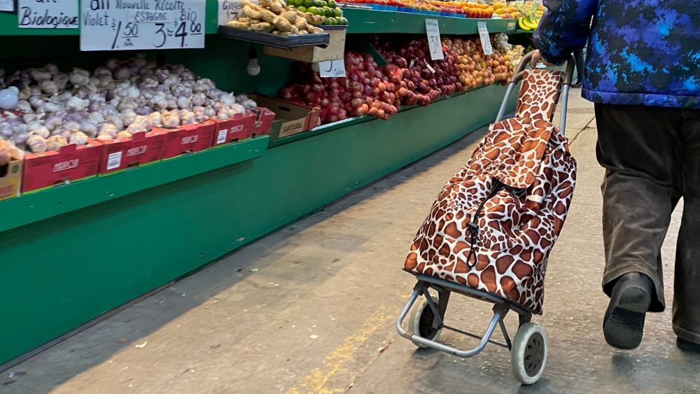 Chariot dans les allées du Marché Jean-Talon