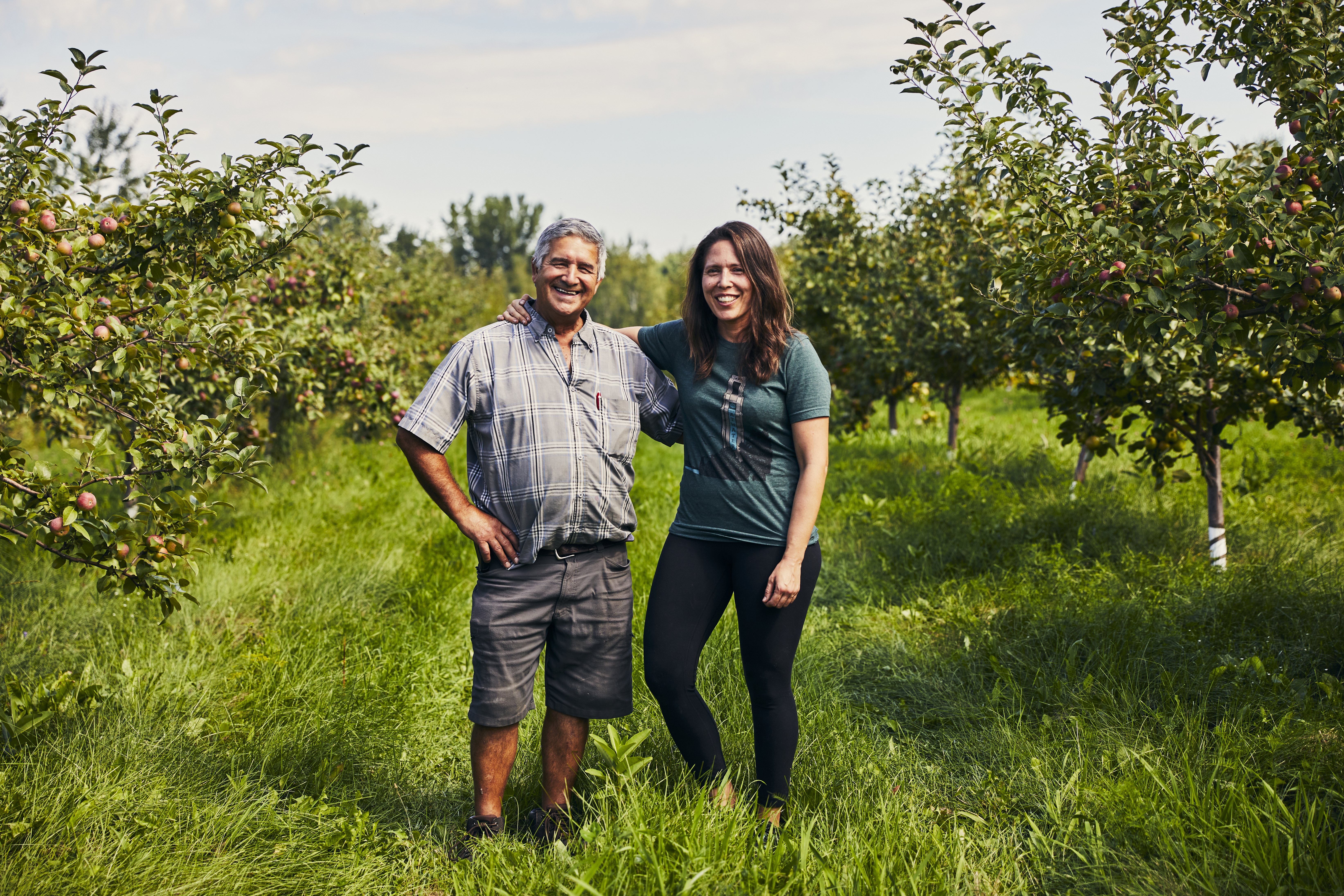 Mélissa et son père dans leur champ