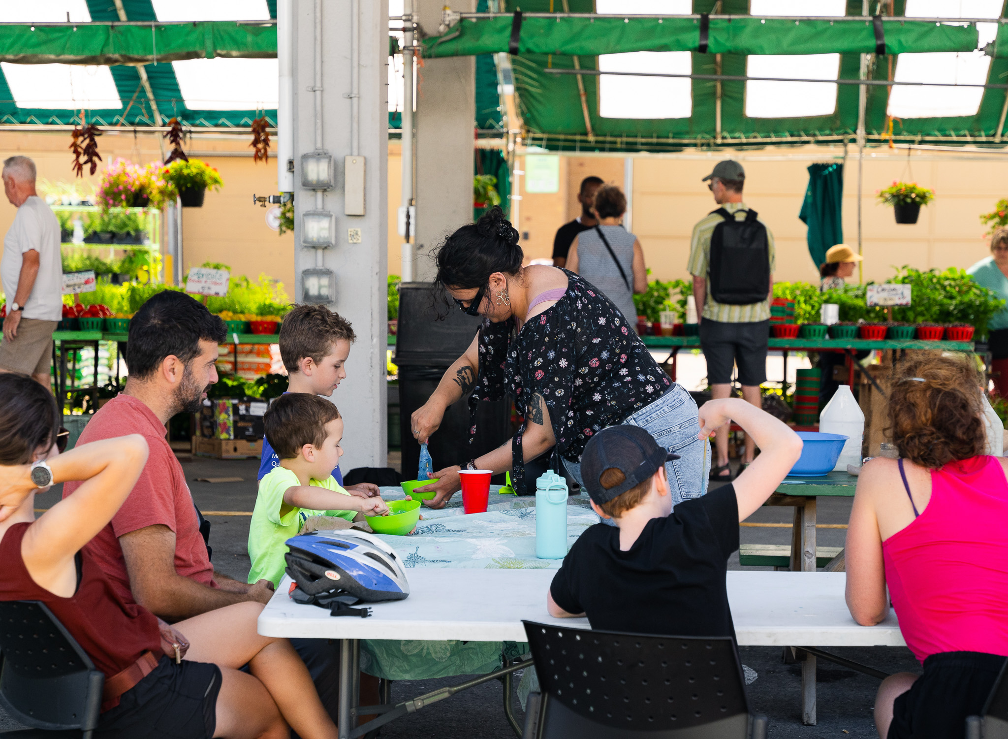 Enfant qui s'amusent au marché