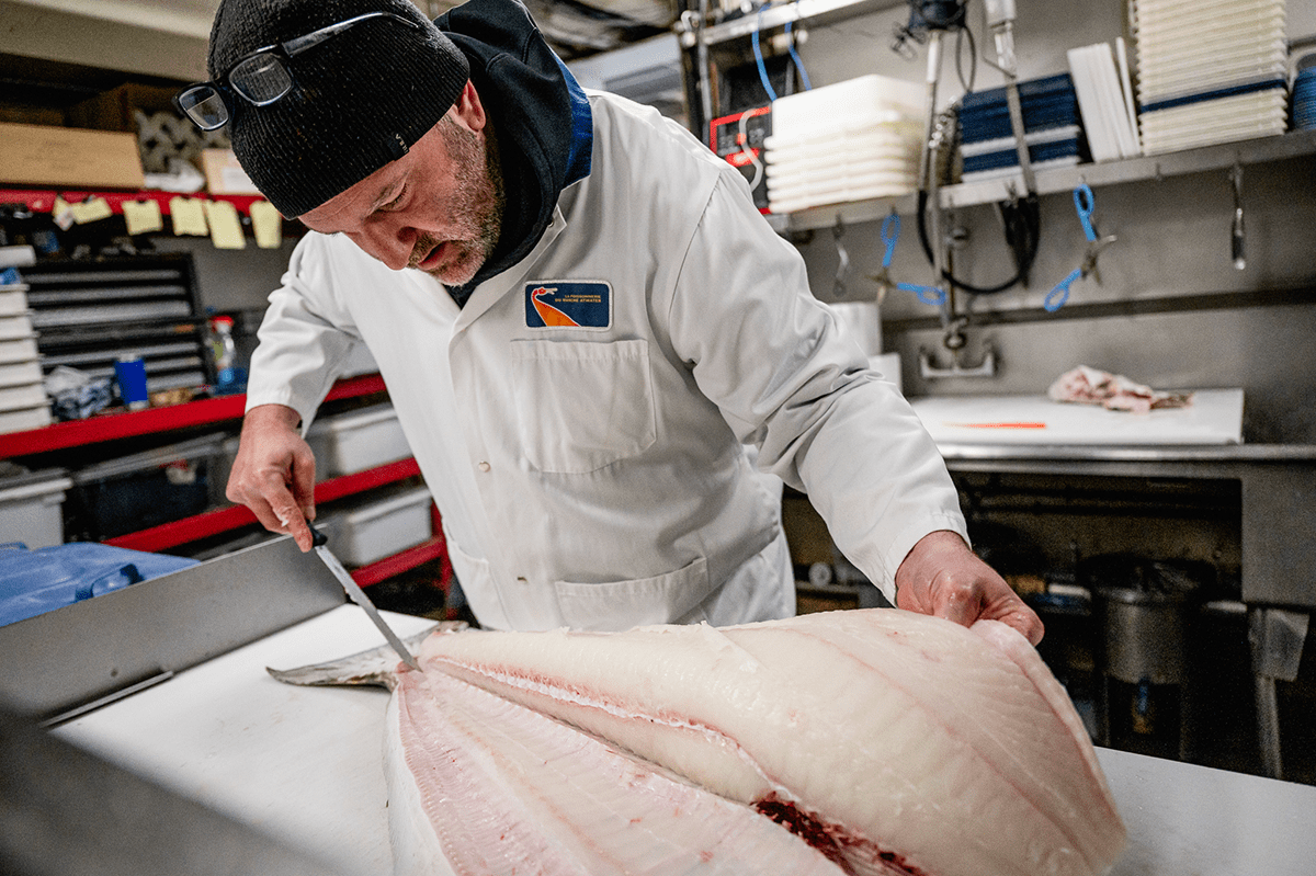 Jean-Sébastien Bernard découpant un poisson