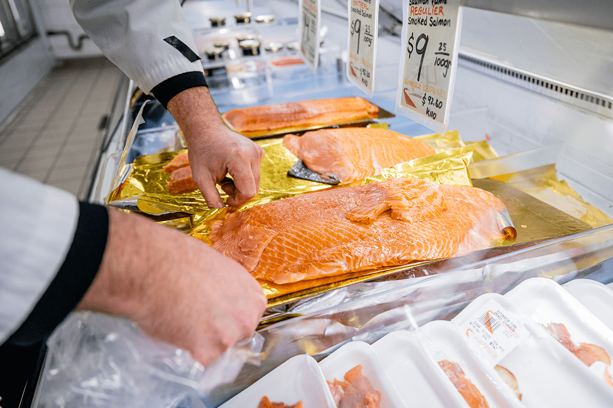 Saumon frais découpé dans le présentoir de la poissonnerie