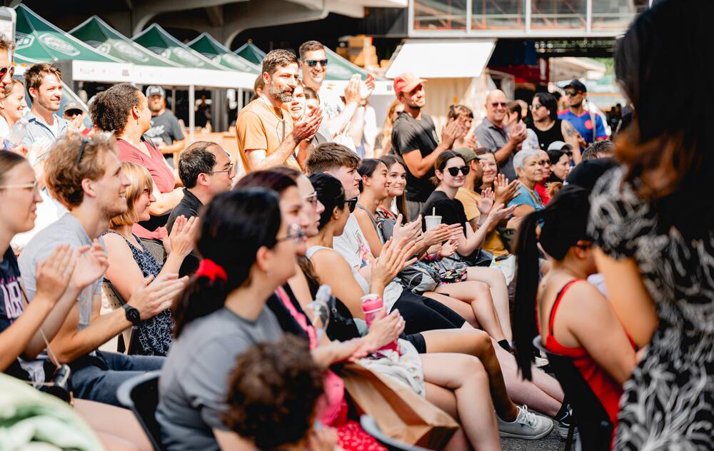 spectacteur lors de la compétition de sauce piquante au Marché Jean-Talon