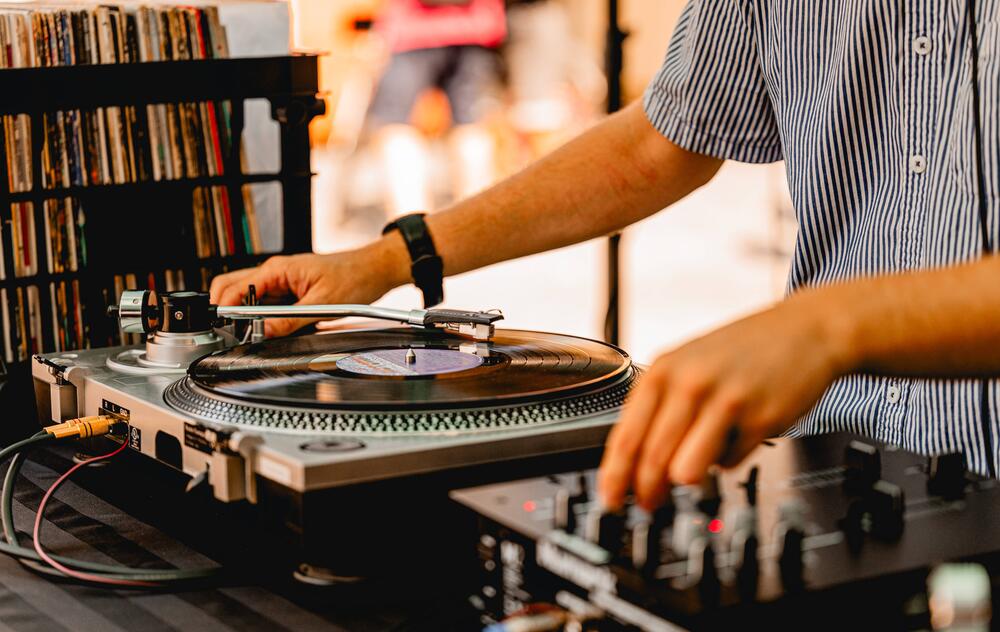 DJ