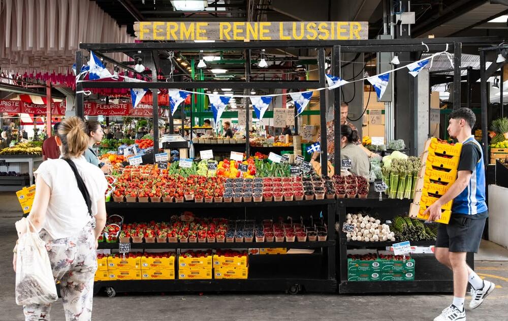 Marche Jean-Talon avec des drapeaux du Québec
