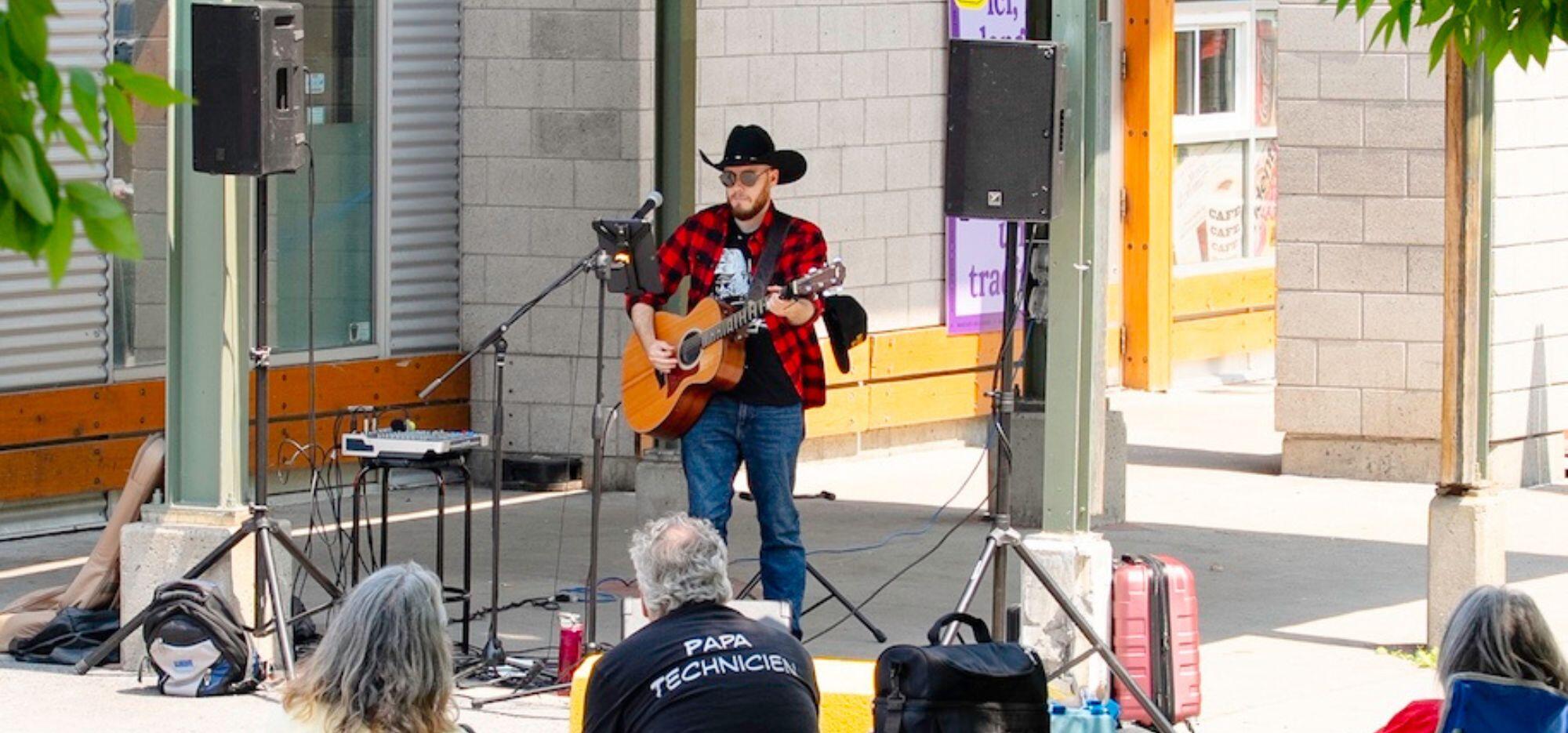 Performance musicale au Marché Maisonneuve d'Alexandre Légaré