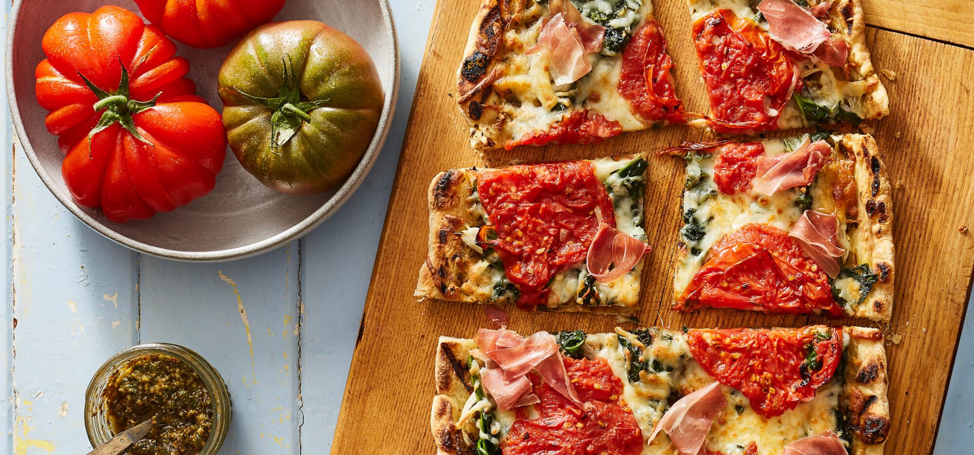 Grilled tomato and spinach pizza