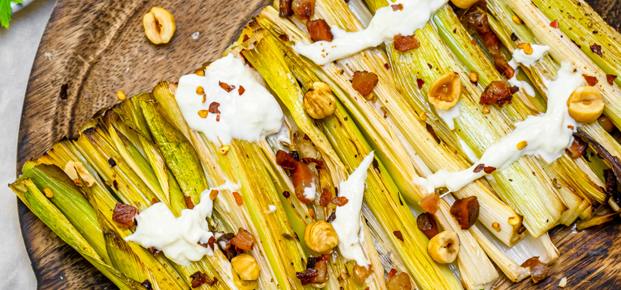 Poireaux grillés avec fromage Stracciatella, Speck et Noisettes