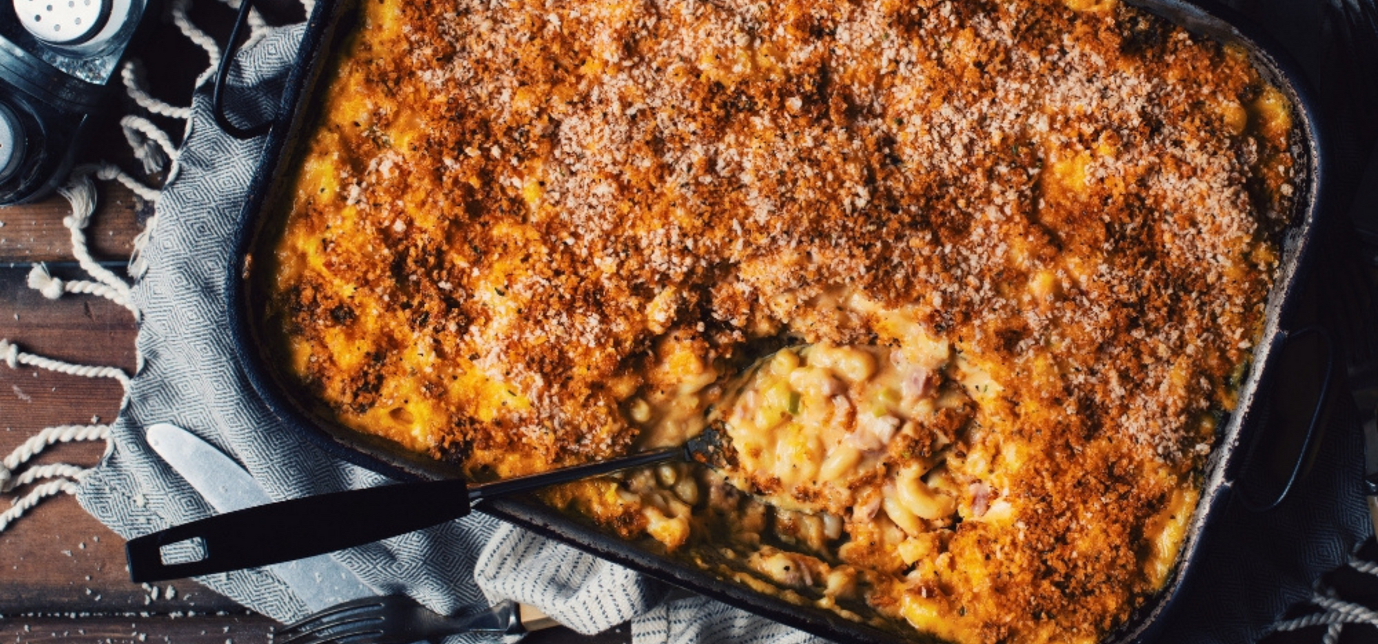 Macaroni au fromage, au jambon et aux poireaux avec purée de carottes