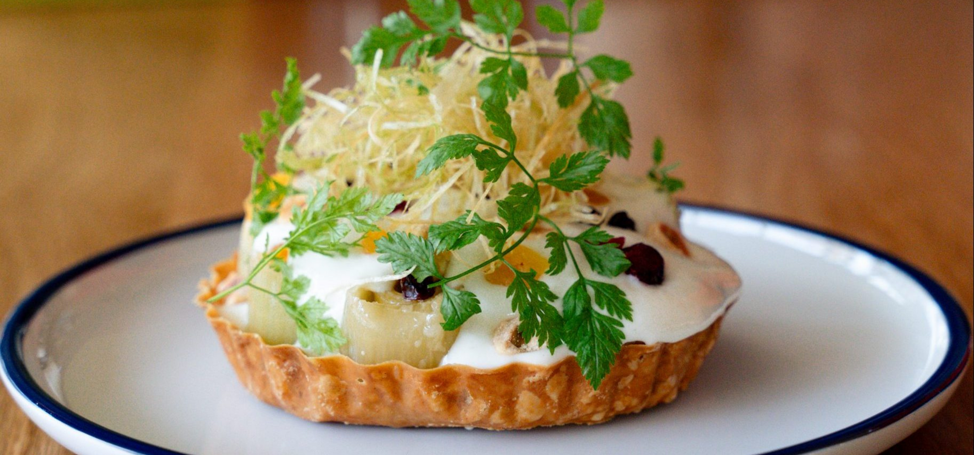 Tartelette de poireaux confits, noisettes et chèvre