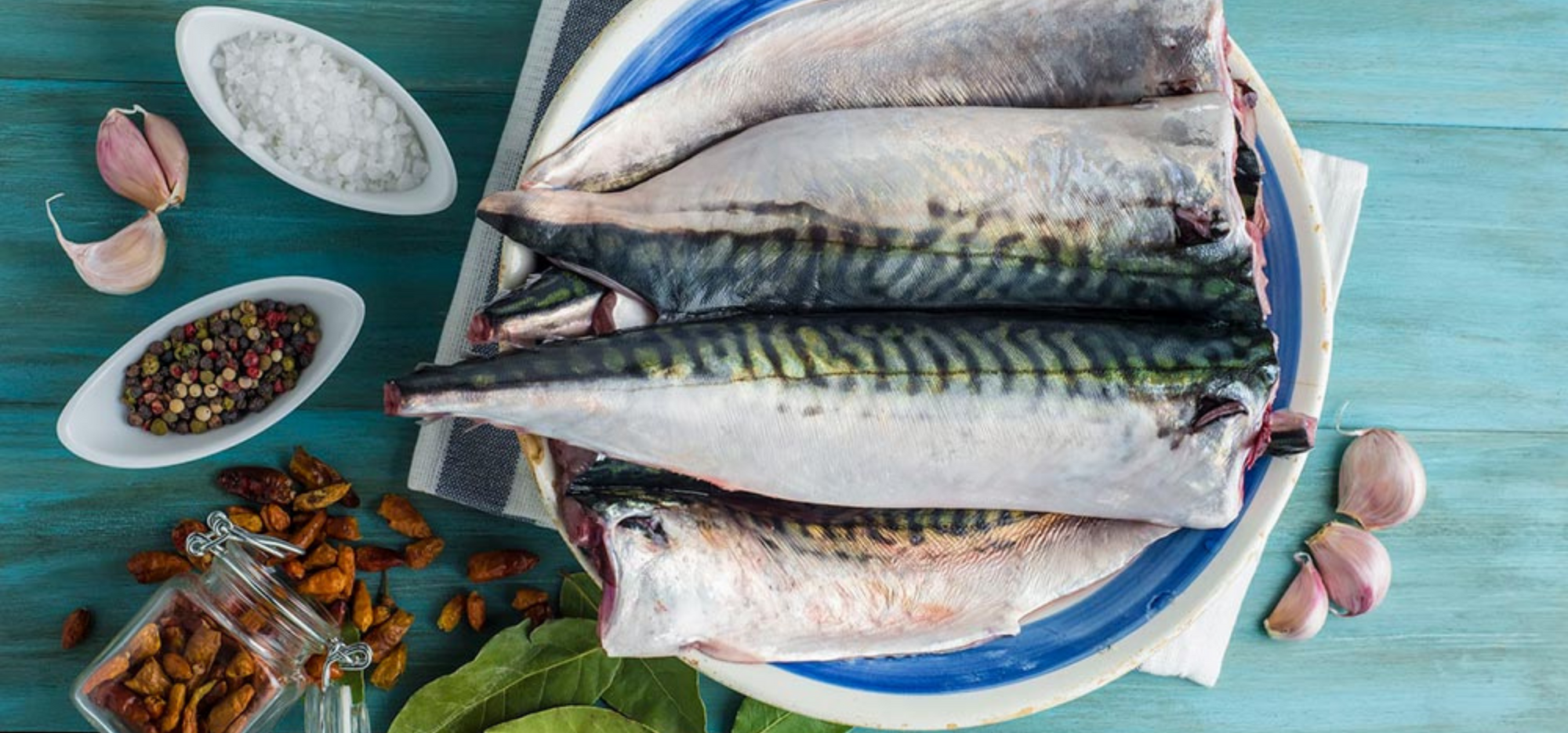 Petits maquereaux marinés à la bière et à la moutarde, pommes de terre au pesto de roquette