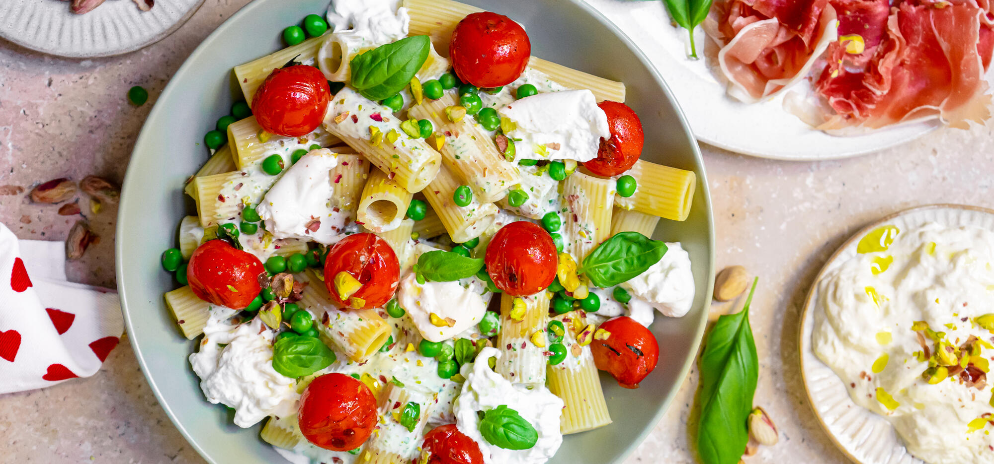 Pasta Burrata di Bufala-Basilic, petit pois frais et pistaches