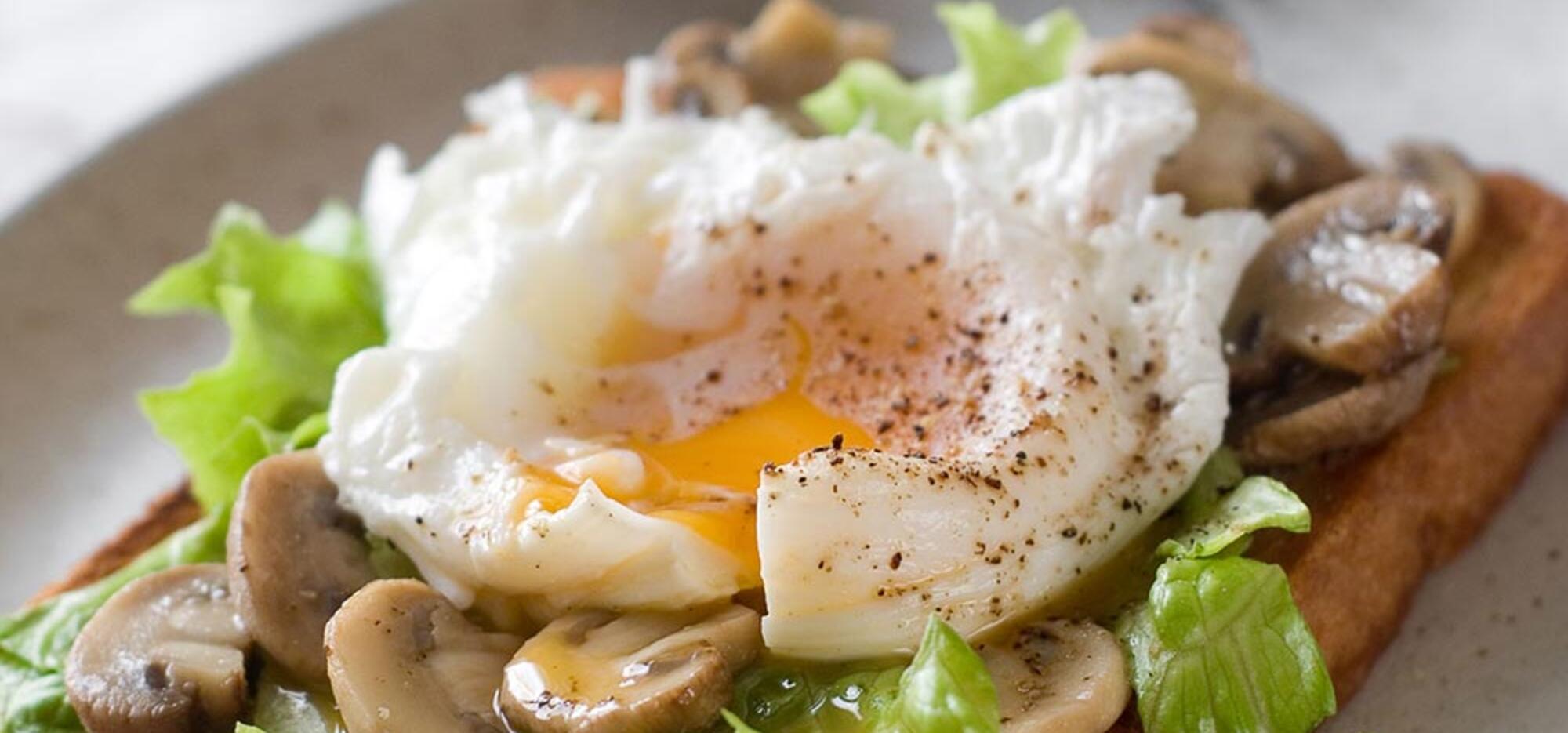 Œuf poché sur toast aux champignons à la fleur d’ail