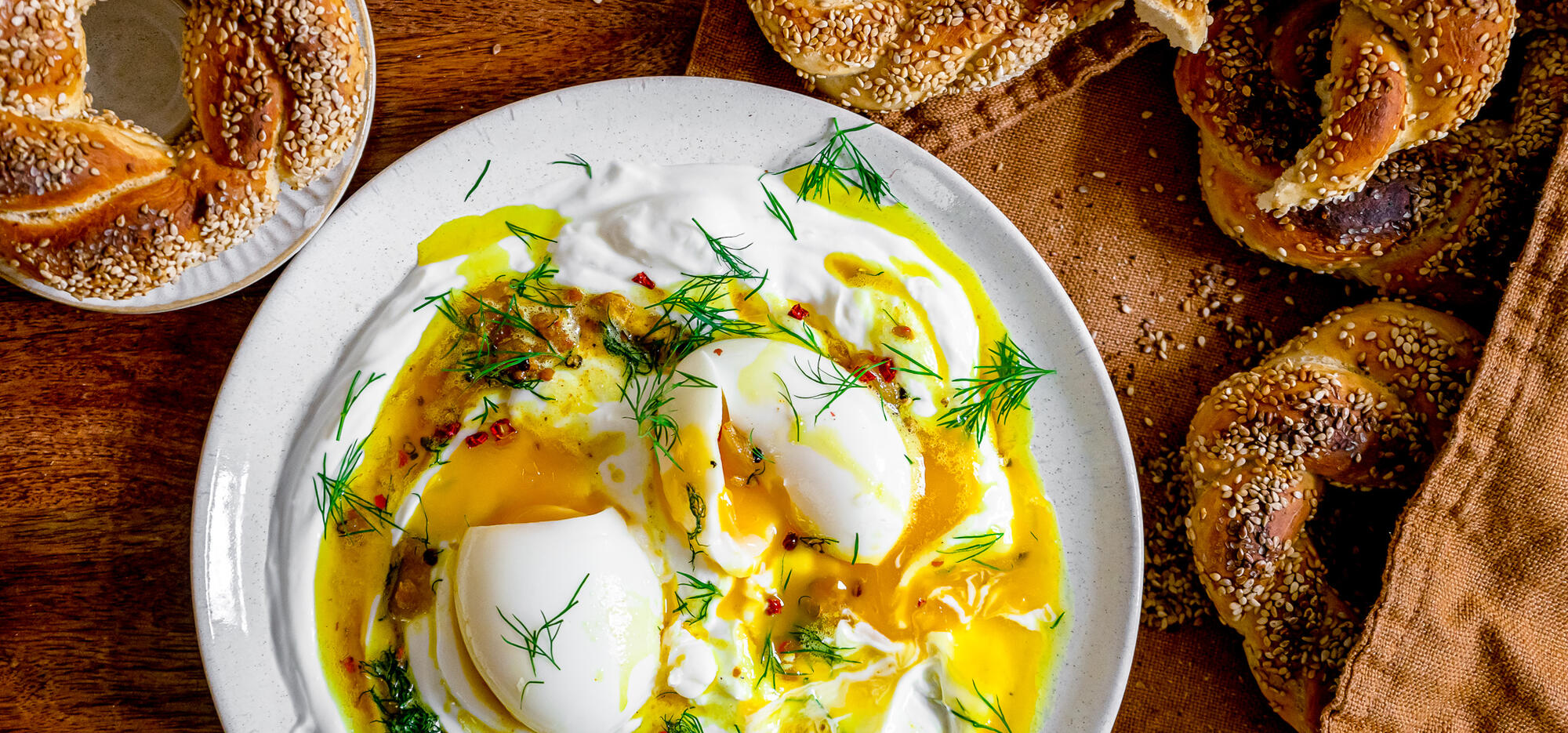 Cilbir – Oeufs mollets à la turque avec yogourt et beurre d’épices servi avec Simit (bagel turc)
