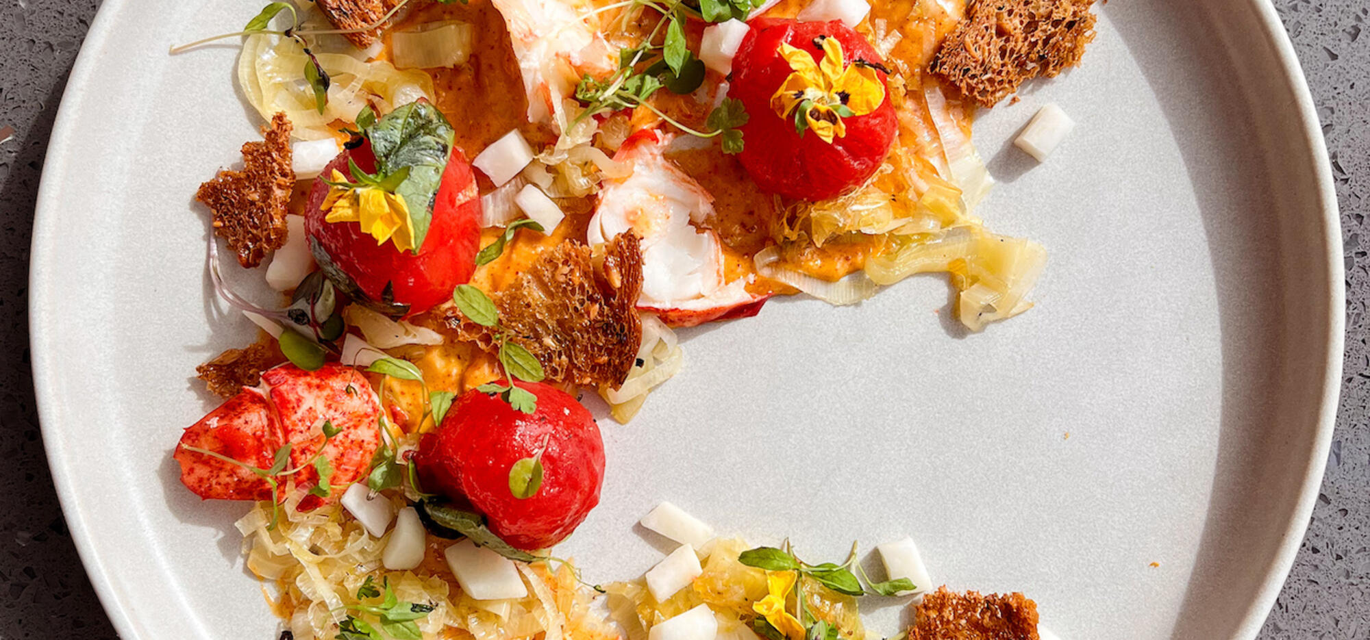 Homard, mayo agrumes et piment fumé, tomates marinées, chou-rave