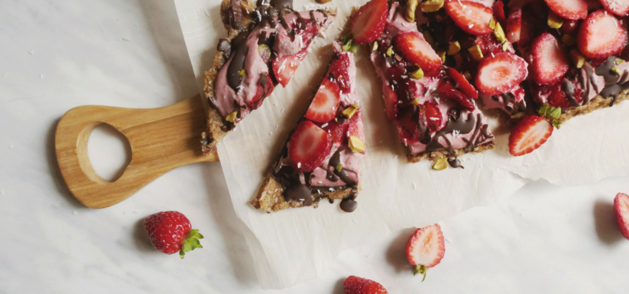Tarte crémeuse à la noix de coco grillée et aux fraises caramélisées