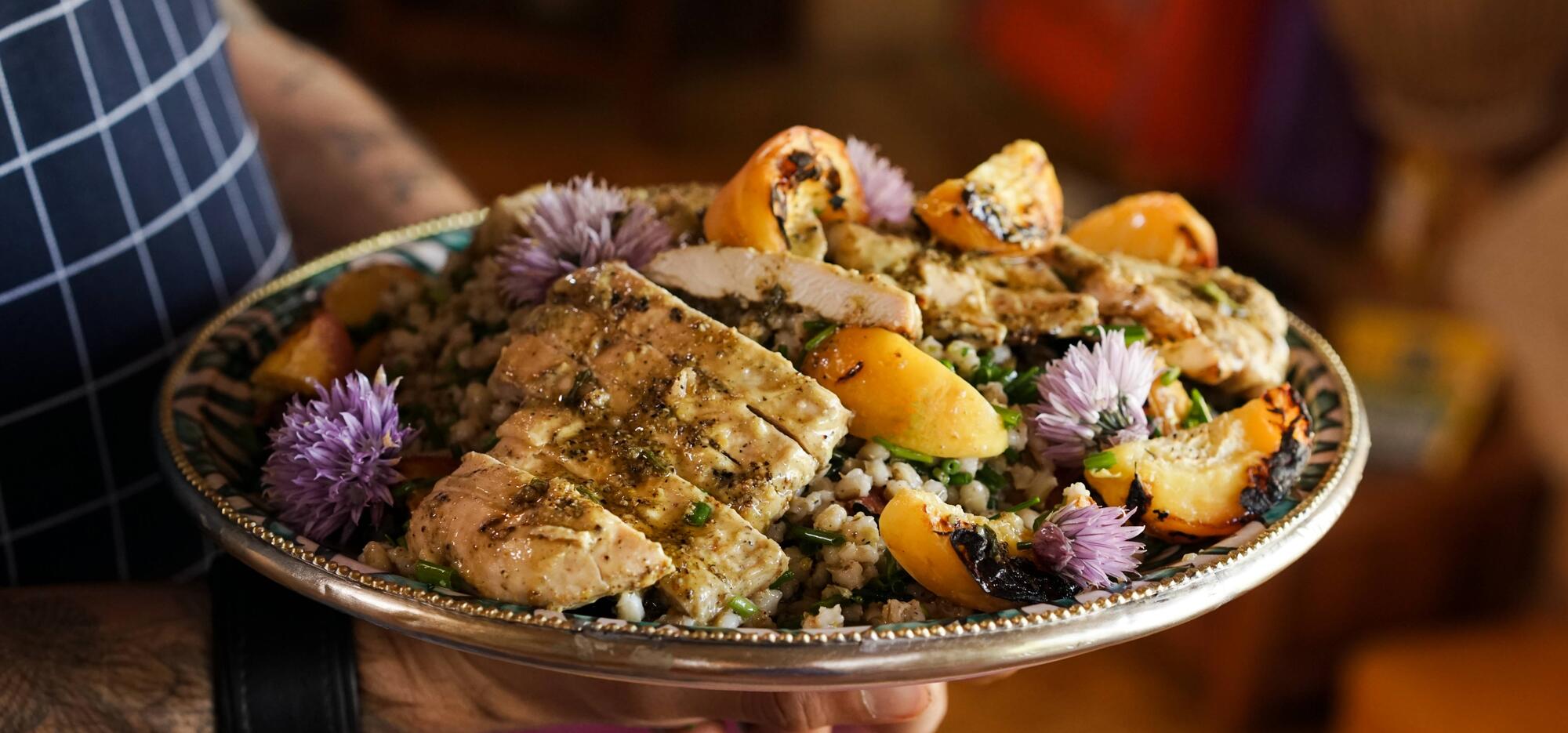 Salade d’orge au poulet et pêches grillées