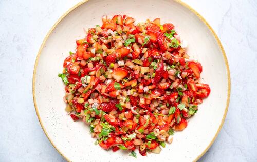image d'une recette de salsa a la rhubarbe et aux fraises