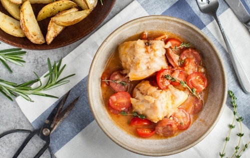 Lotte au chorizo, tomates et oignons, accompagnée de pommes de terre sautées