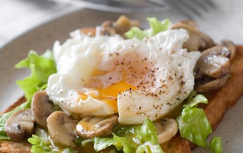 Œuf poché sur toast aux champignons à la fleur d’ail