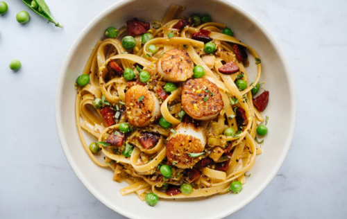 Tagliatelles aux pétoncles et aux pois frais