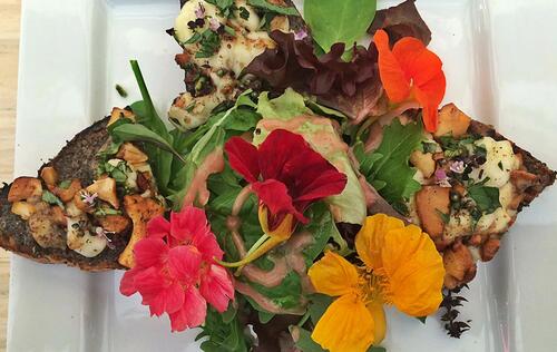 Tartine de tapenade, girolles et fromage en grains