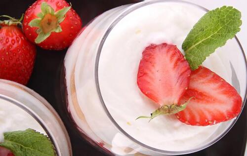 Compote de rhubarbe et fraises du Québec façon Tiramisu