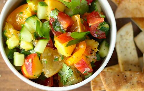 Salsa de fruits et légumes accompagnée de chips de pita