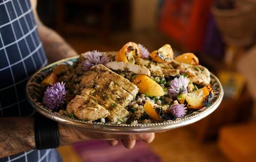 Salade d’orge au poulet et pêches grillées