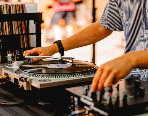 DJ