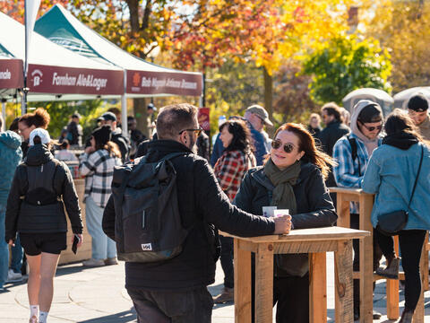 participant à un événement public à l'automne