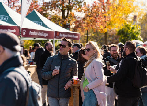 Couple au Marché Maisonneuve à Montréal