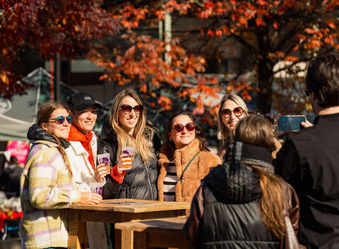 groupe d'amie à Oktoberfest au Marché Maisonneuve