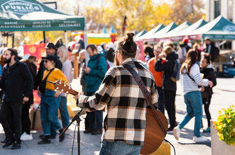 musicien dans un marché