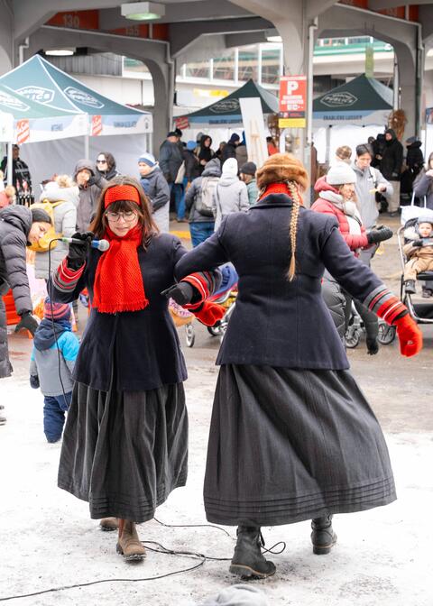 danse traditionnelle tissée serrée