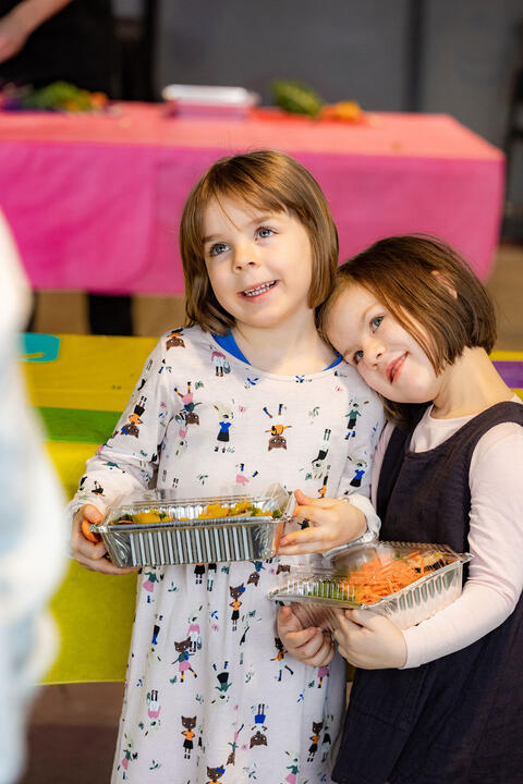 des enfants présentent leur plat
