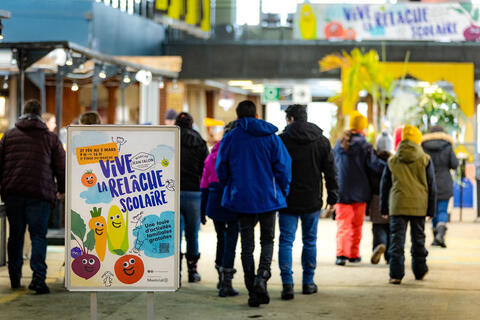 une affiche dans le marche jean-talon