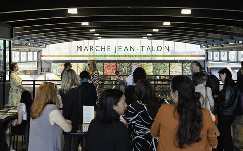 personnes lors d'un événement à la salle panorama du marché jean-talon