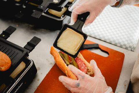 Sandwich raclette au Marché Jean-Talon