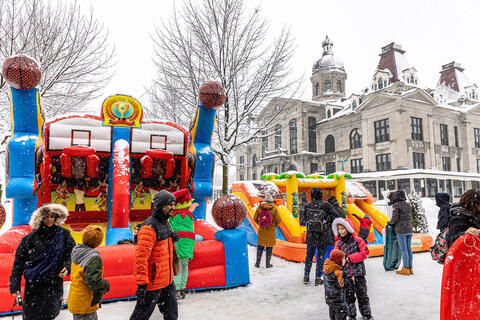Jeux gonflables au Marché Maisonneuve