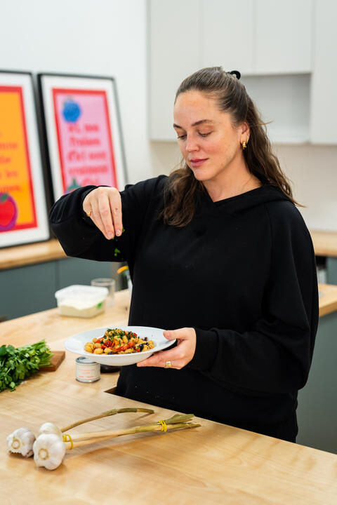 Cheffe Emilie Madeleine dans la Salle Panorama du Marché Jean-Talon