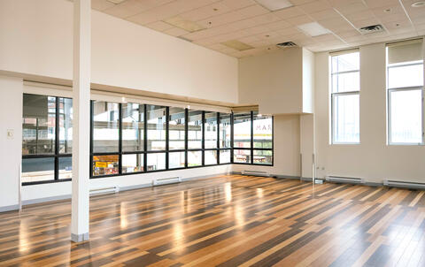 Grandes fenêtres de la Salle Panorama du Marché Jean-Talon