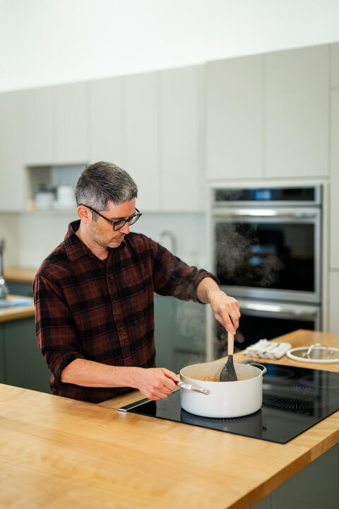 Chef Guillaume Lozeau dans la Salle Panorama du Marché Jean-Talon
