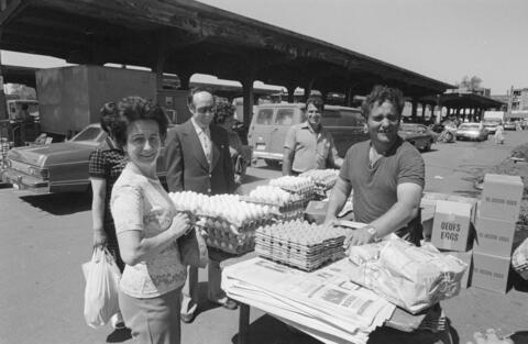 Marché Jean-Talon en 1977 - BAnQ - E6,S7,SS1,D771739-771740