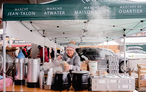 préparation de la soupe en plein air