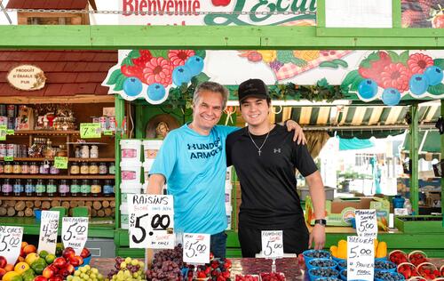 eric lecuyer et son fils au marché jean-talon