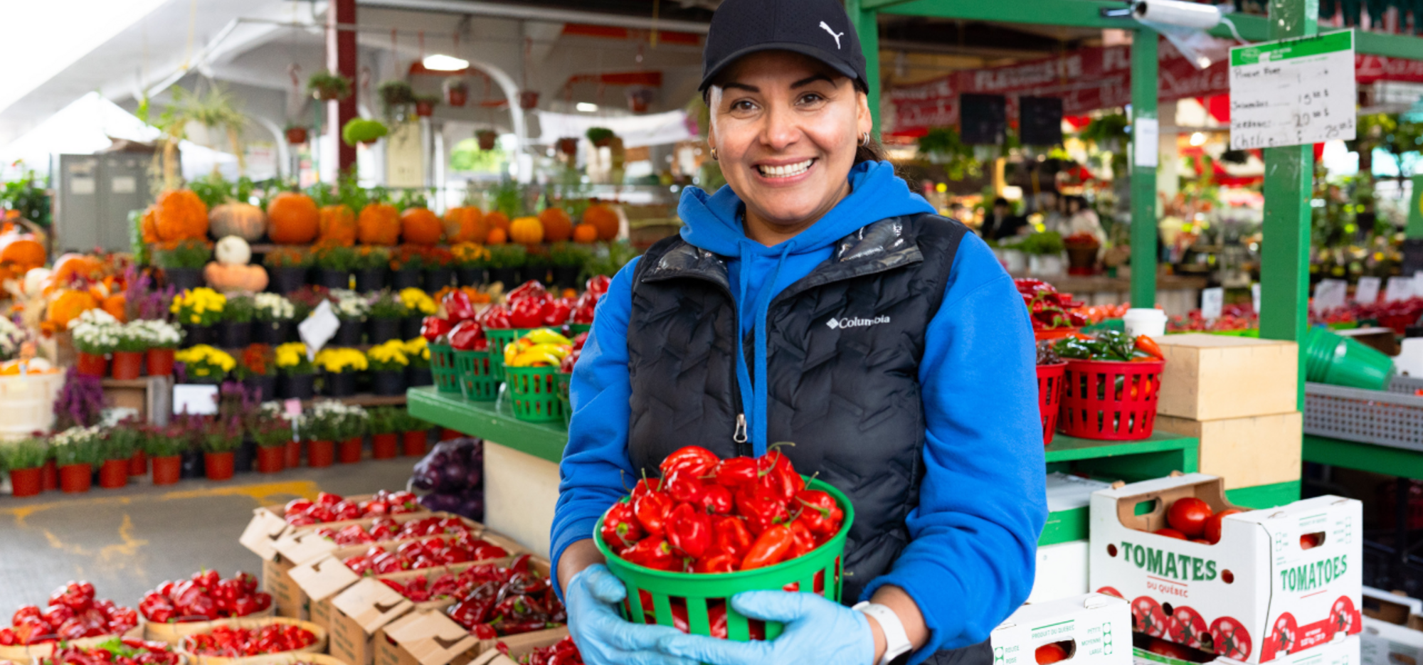Dominique Palardy au Marché Jean-Talon avec des poivrons