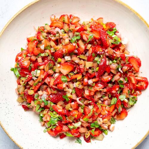 image d'une recette de salsa a la rhubarbe et aux fraises