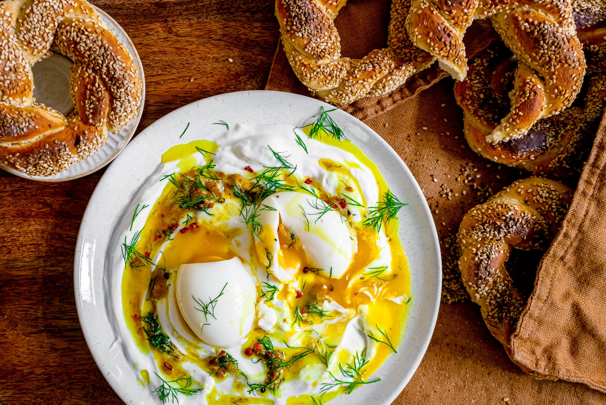 Cilbir - Turkish Soft-Boiled Eggs with Yogurt and Spiced Butter with Homemade Simit (Turkish Bagel), Déjeuners et brunchs