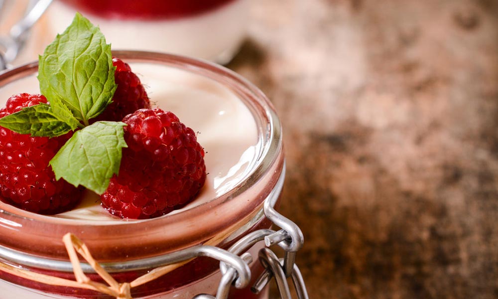 White chocolate panna cotta with raspberries and basil, Desserts et collations