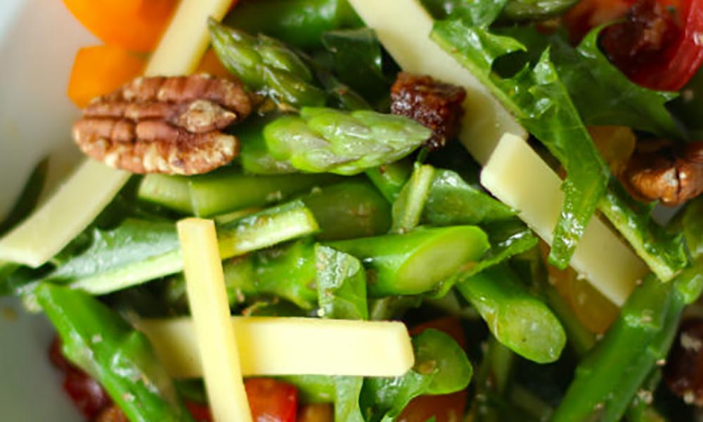 Salade d’asperges, Pionnier, pissenlit, vinaigrette au chorizo, Entrées